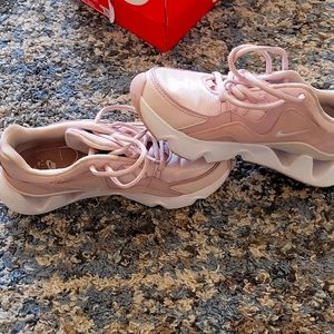 Women sneaker size 6